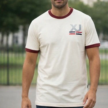T-shirt blanc cassé à col bordeaux, photo originale